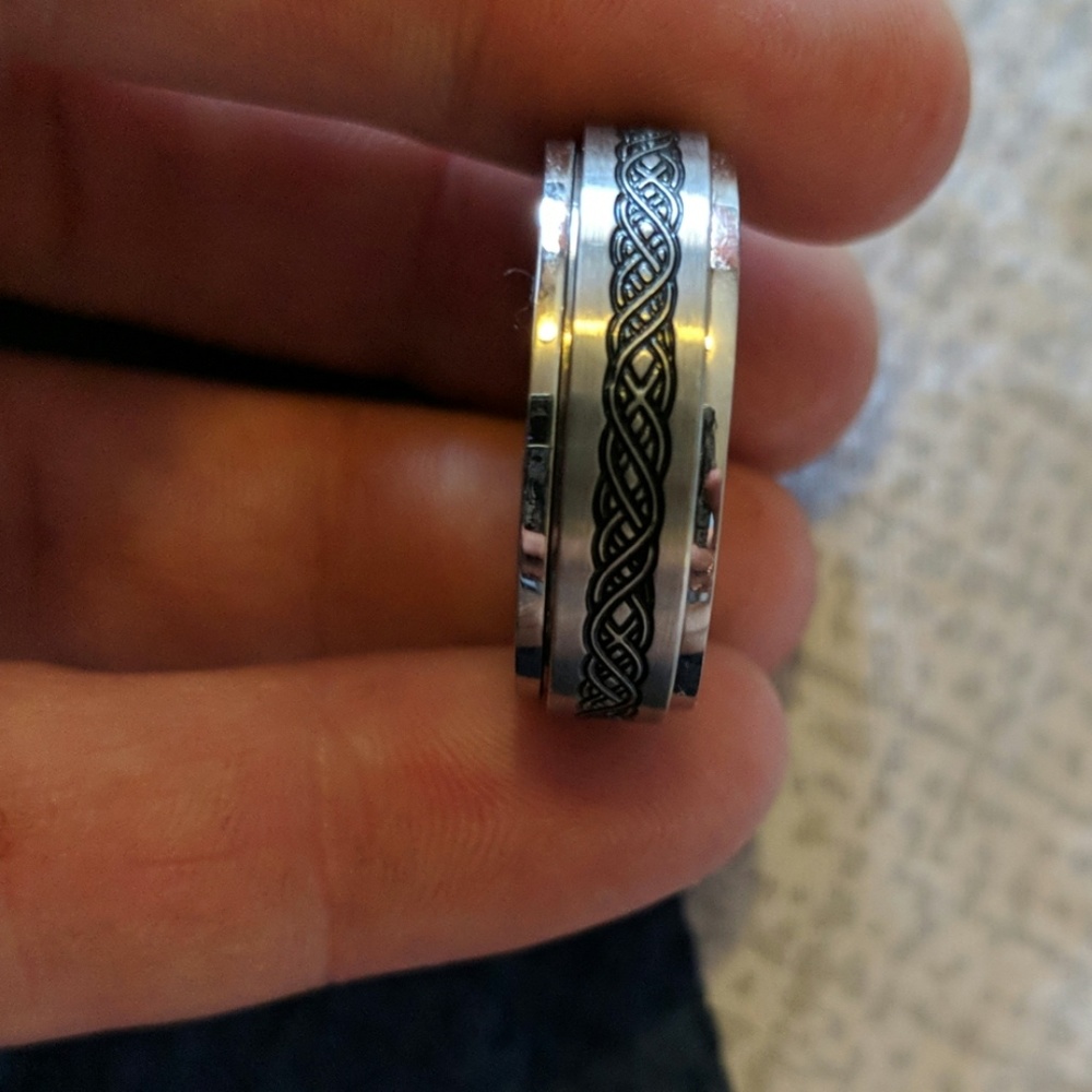 Mens size 13 ringing ring